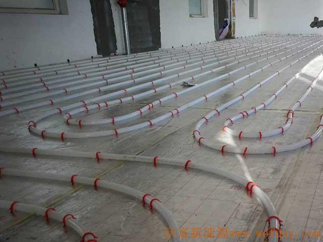 青島德沃幼兒園空氣源熱泵項(xiàng)目施工案例地暖施工、主機(jī)施工，空氣源熱泵項(xiàng)目調(diào)試成功，項(xiàng)目展示實(shí)例&mdash;&mdash;空氣源熱泵地暖鋪管1