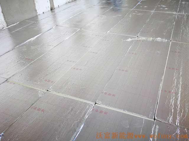 青島德沃幼兒園空氣源熱泵項(xiàng)目施工案例地暖施工、主機(jī)施工，空氣源熱泵項(xiàng)目調(diào)試成功，項(xiàng)目展示實(shí)例&mdash;&mdash;空氣源熱泵地暖鋪管4