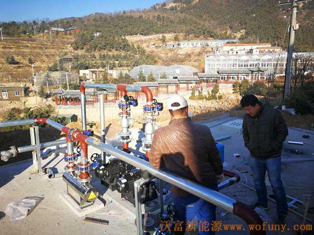 青島德沃幼兒園空氣源熱泵項(xiàng)目施工案例地暖施工、主機(jī)施工，空氣源熱泵項(xiàng)目調(diào)試成功，項(xiàng)目展示實(shí)例&mdash;&mdash;空氣源熱泵管路連接1